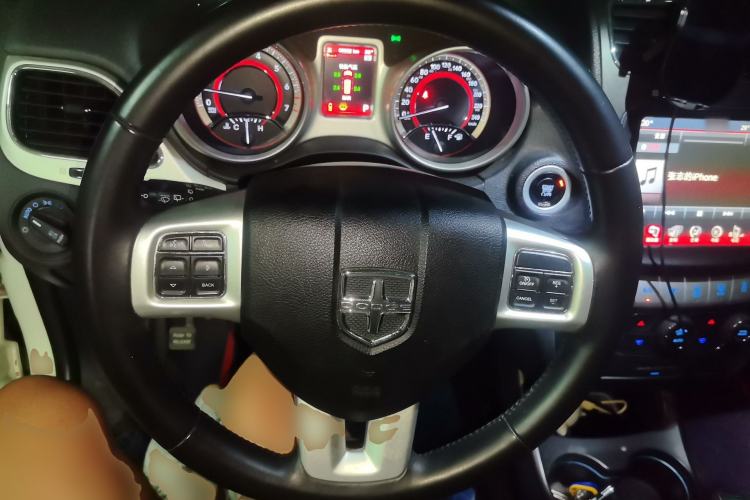 Used Dodge Journey 2013 2.4L Two-Wheel Drive Luxury Version Steering Wheel
