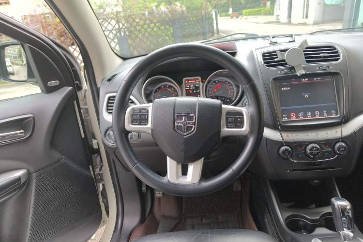 Used Dodge Journey 2013 2.4L Two-Wheel Drive Luxury Version Steering Wheel