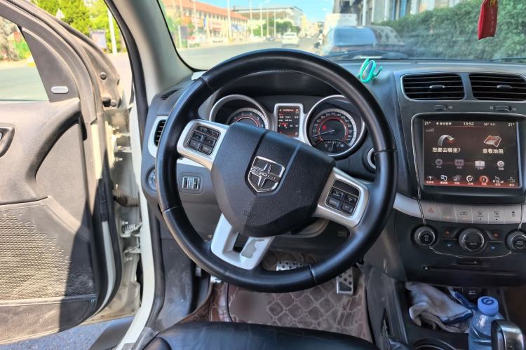 Used Dodge Journey 2013 2.4L Two-Wheel Drive Luxury Version Steering Wheel