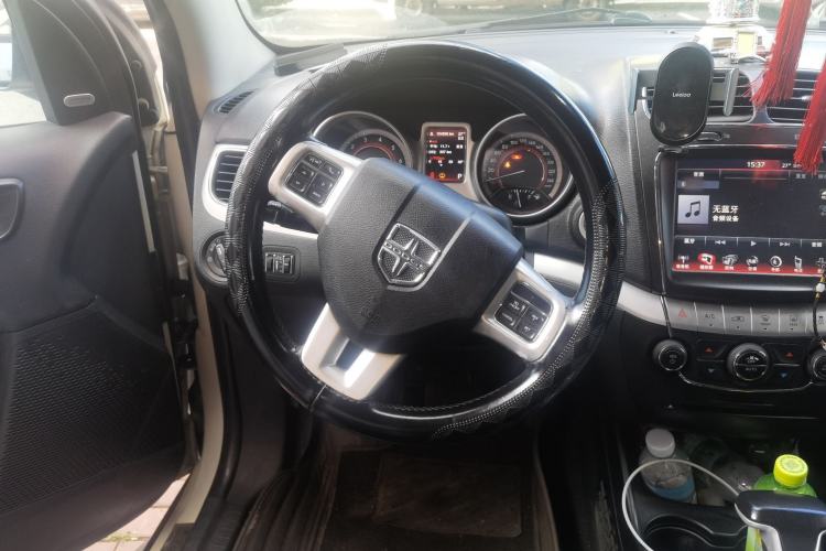 Used Dodge Journey 2013 2.4L Two-Wheel Drive Luxury Version Steering Wheel