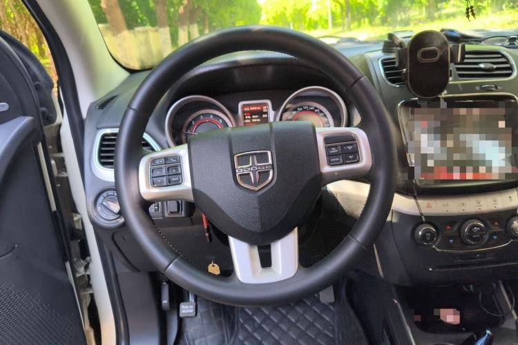 Used Dodge Journey 2013 2.4L Two-Wheel Drive Luxury Version Steering Wheel