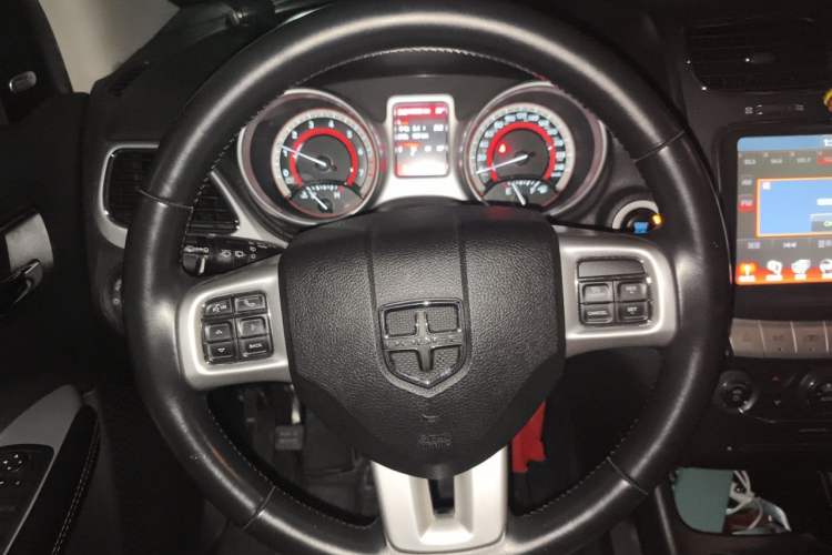 Used Dodge Journey 2013 2.4L Two-Wheel Drive Luxury Version Steering Wheel