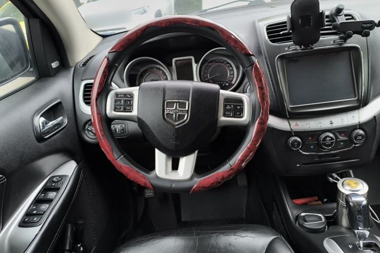 Used Dodge Journey 2013 2.4L Two-Wheel Drive Luxury Version Steering Wheel