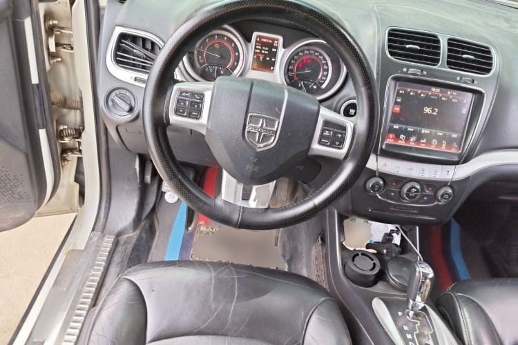 Used Dodge Journey 2013 2.4L Two-Wheel Drive Luxury Version Steering Wheel