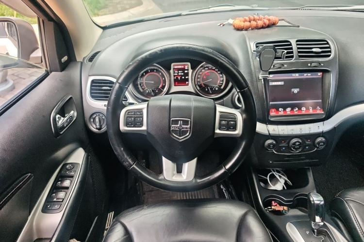 Used Dodge Journey 2013 2.4L Two-Wheel Drive Luxury Version Steering Wheel