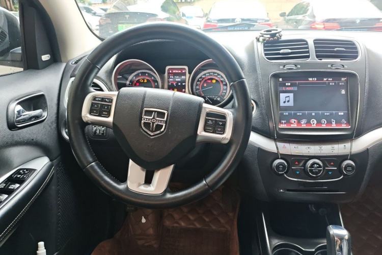 Used Dodge Journey 2013 2.4L Two-Wheel Drive Luxury Version Steering Wheel