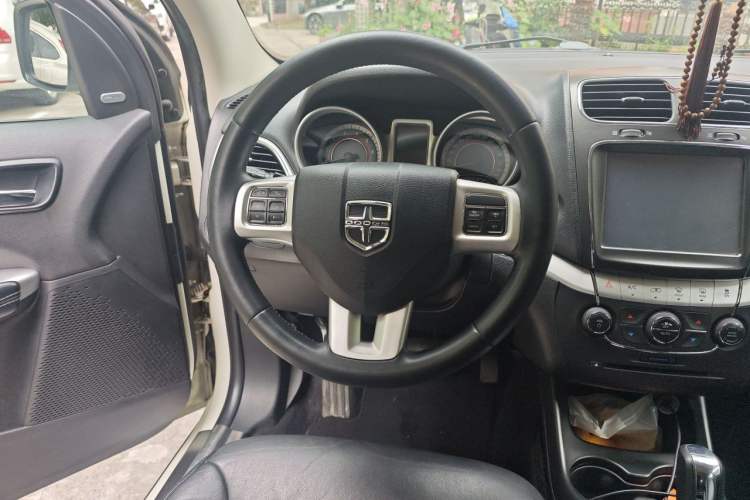 Used Dodge Journey 2013 2.4L Two-Wheel Drive Luxury Version Steering Wheel