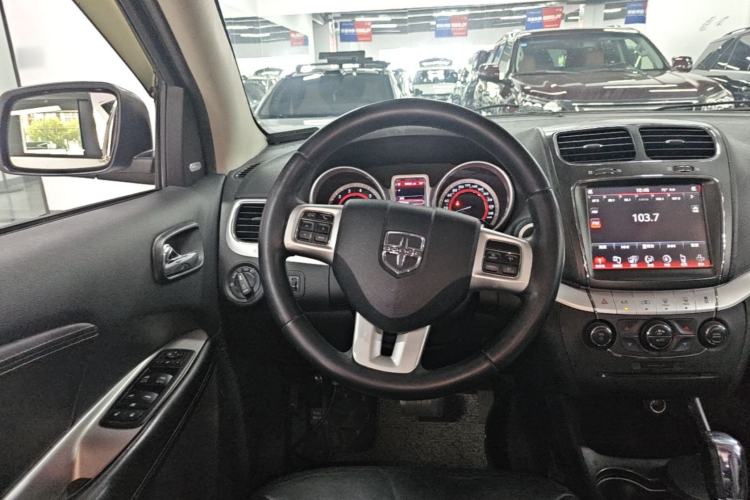 Used Dodge Journey 2013 2.4L Two-Wheel Drive Luxury Version Steering Wheel