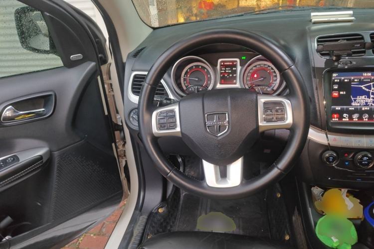 Used Dodge Journey 2013 2.4L Two-Wheel Drive Luxury Version Steering Wheel
