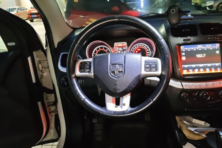 Used Dodge Journey 2013 2.4L Two-Wheel Drive Luxury Version Steering Wheel
