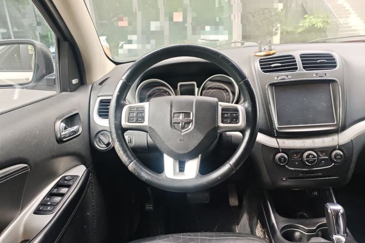 Used Dodge Journey 2013 2.4L Two-Wheel Drive Luxury Version Steering Wheel