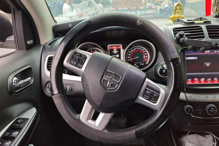 Used Dodge Journey 2013 2.4L Two-Wheel Drive Luxury Version Steering Wheel