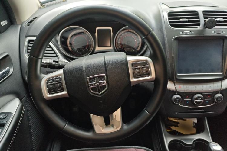 Used Dodge Journey 2013 2.4L Two-Wheel Drive Luxury Version Steering Wheel