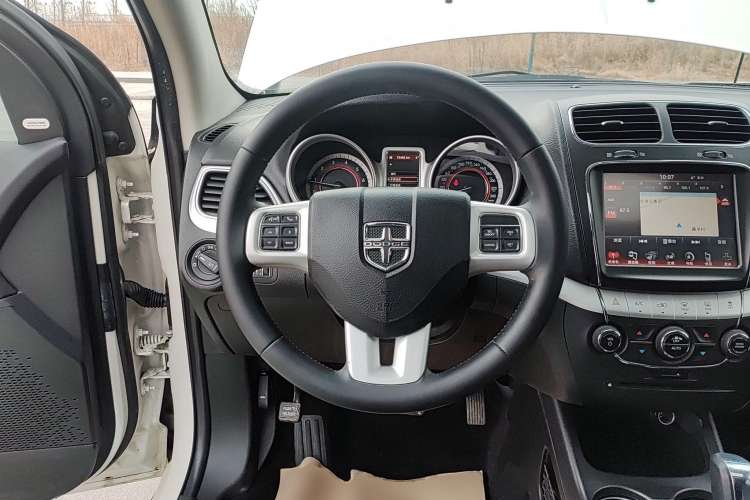 Used Dodge Journey 2013 2.4L Two-Wheel Drive Luxury Version Steering Wheel