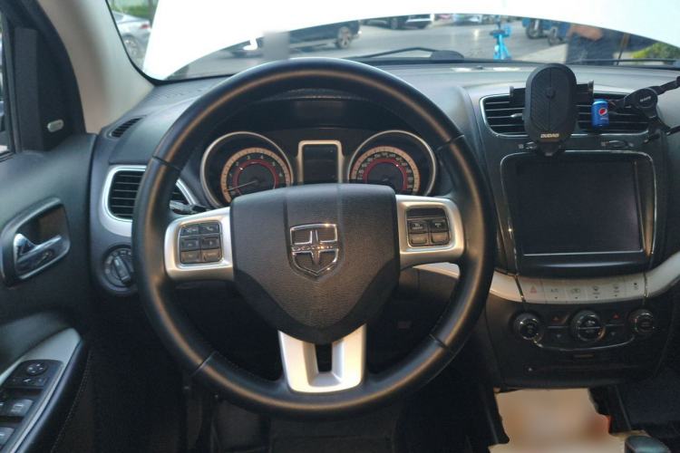Used Dodge Journey 2013 2.4L Two-Wheel Drive Luxury Version Steering Wheel