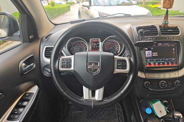 Used Dodge Journey 2013 2.4L Two-Wheel Drive Luxury Version Steering Wheel