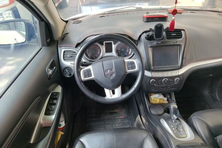 Used Dodge Journey 2013 2.4L Two-Wheel Drive Luxury Version Steering Wheel