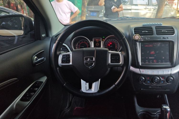 Used Dodge Journey 2013 2.4L Two-Wheel Drive Luxury Version Steering Wheel