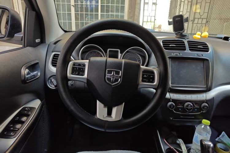 Used Dodge Journey 2013 2.4L Two-Wheel Drive Luxury Version Steering Wheel