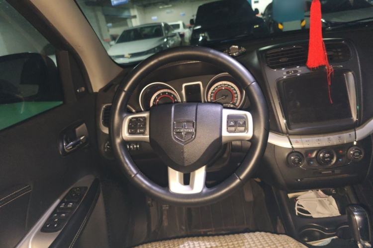 Used Dodge Journey 2013 2.4L Two-Wheel Drive Luxury Version Steering Wheel