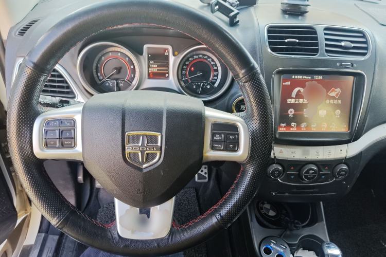 Used Dodge Journey 2013 2.4L Two-Wheel Drive Luxury Version Steering Wheel