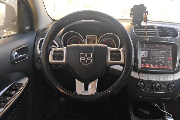 Used Dodge Journey 2013 2.4L Two-Wheel Drive Luxury Version Steering Wheel