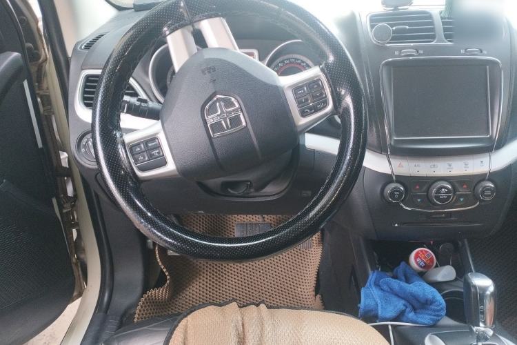 Used Dodge Journey 2013 2.4L Two-Wheel Drive Luxury Version Steering Wheel