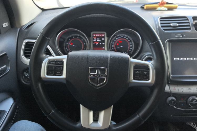 Used Dodge Journey 2013 2.4L Two-Wheel Drive Luxury Version Steering Wheel