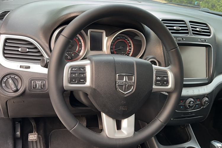 Used Dodge Journey 2013 2.4L Two-Wheel Drive Luxury Version Steering Wheel