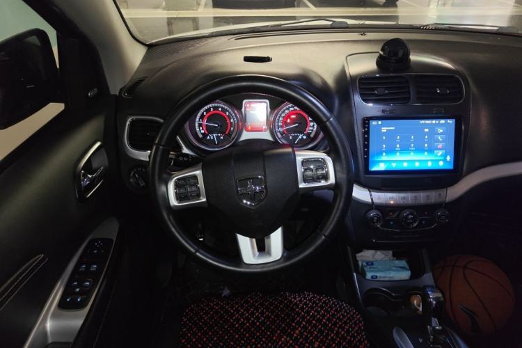 Used Dodge Journey 2013 2.4L Two-Wheel Drive Luxury Version Steering Wheel