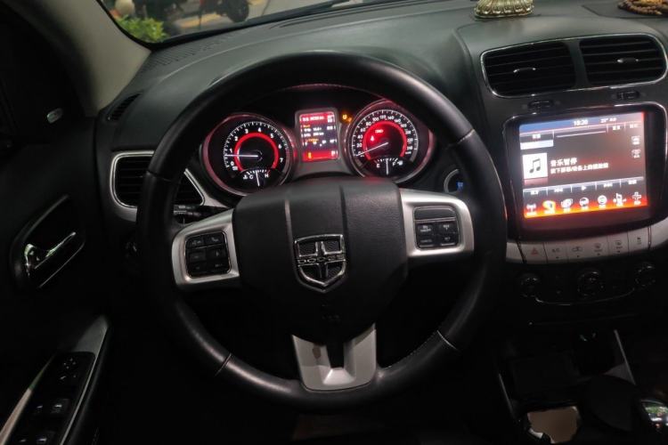 Used Dodge Journey 2013 2.4L Two-Wheel Drive Luxury Version Steering Wheel
