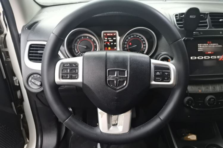 Used Dodge Journey 2013 2.4L Two-Wheel Drive Luxury Version Steering Wheel