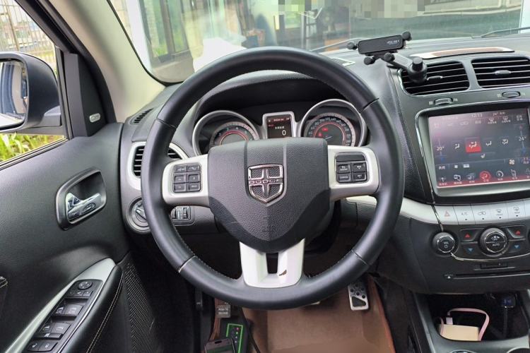 Used Dodge Journey 2013 2.4L Two-Wheel Drive Luxury Version Steering Wheel