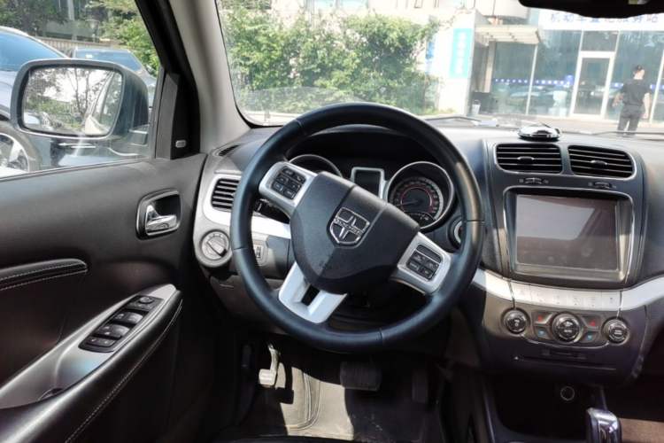 Used Dodge Journey 2013 2.4L Two-Wheel Drive Luxury Version Steering Wheel