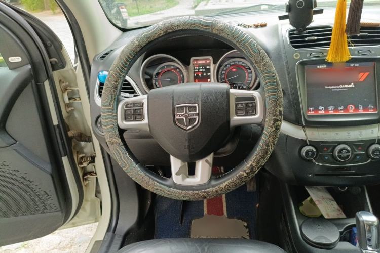 Used Dodge Journey 2013 2.4L Two-Wheel Drive Luxury Version Steering Wheel