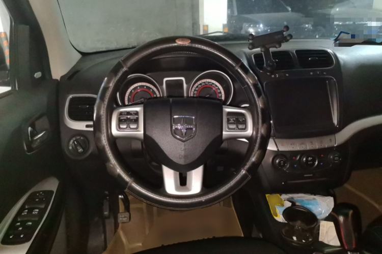 Used Dodge Journey 2013 2.4L Two-Wheel Drive Luxury Version Steering Wheel