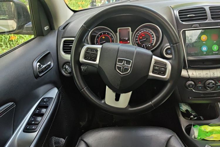 Used Dodge Journey 2013 2.4L Two-Wheel Drive Luxury Version Steering Wheel