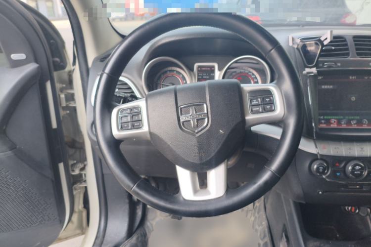 Used Dodge Journey 2013 2.4L Two-Wheel Drive Luxury Version Steering Wheel