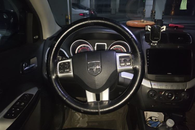 Used Dodge Journey 2013 2.4L Two-Wheel Drive Luxury Version Steering Wheel