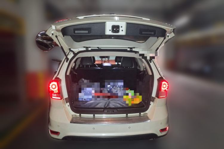 Used Dodge Journey 2013 2.4L Two-Wheel Drive Luxury Version Trunk