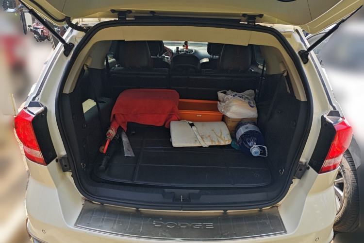 Used Dodge Journey 2013 2.4L Two-Wheel Drive Luxury Version Trunk