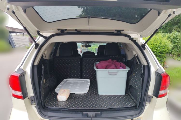 Used Dodge Journey 2013 2.4L Two-Wheel Drive Luxury Version Trunk