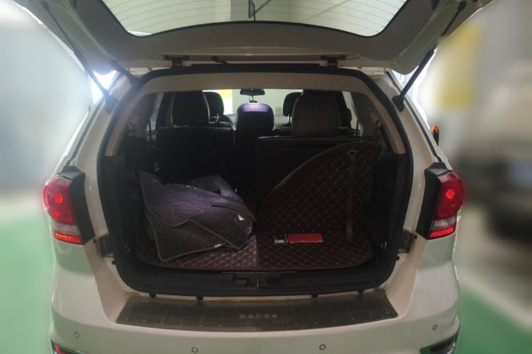 Used Dodge Journey 2013 2.4L Two-Wheel Drive Luxury Version Trunk