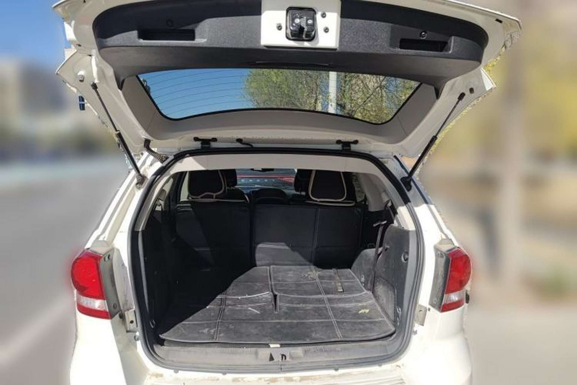 Used Dodge Journey 2013 2.4L Two-Wheel Drive Luxury Version Trunk