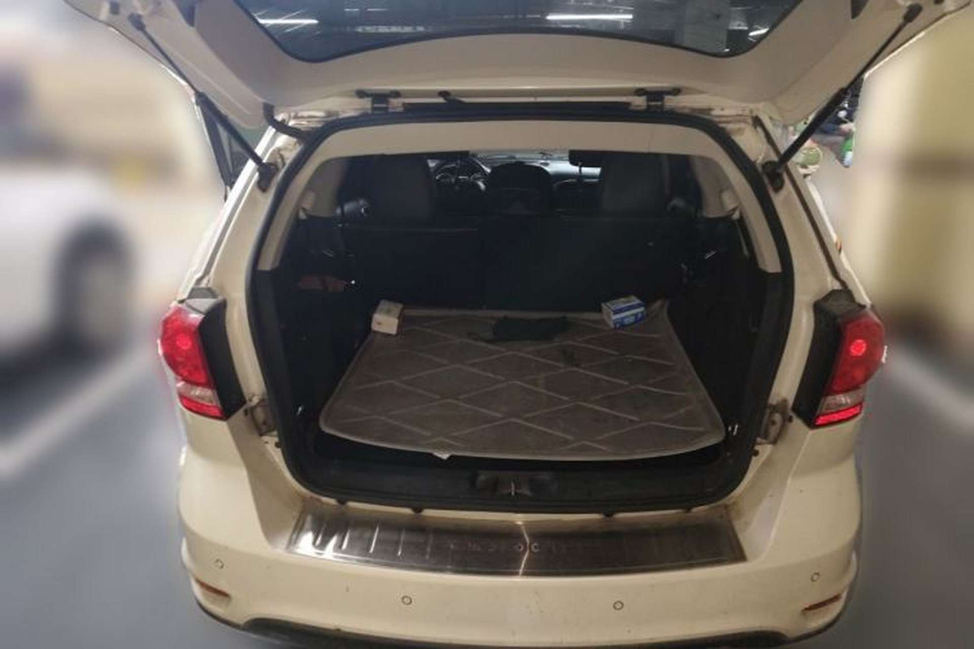 Used Dodge Journey 2013 2.4L Two-Wheel Drive Luxury Version Trunk