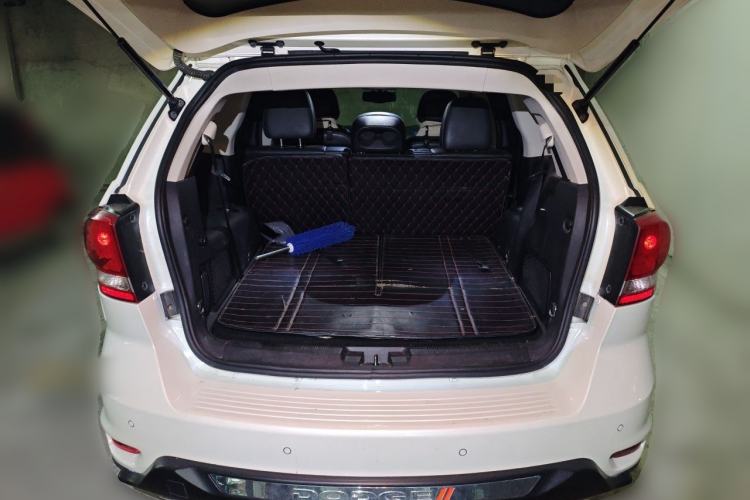 Used Dodge Journey 2013 2.4L Two-Wheel Drive Luxury Version Trunk