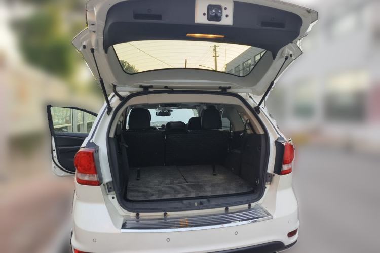 Used Dodge Journey 2013 2.4L Two-Wheel Drive Luxury Version Trunk