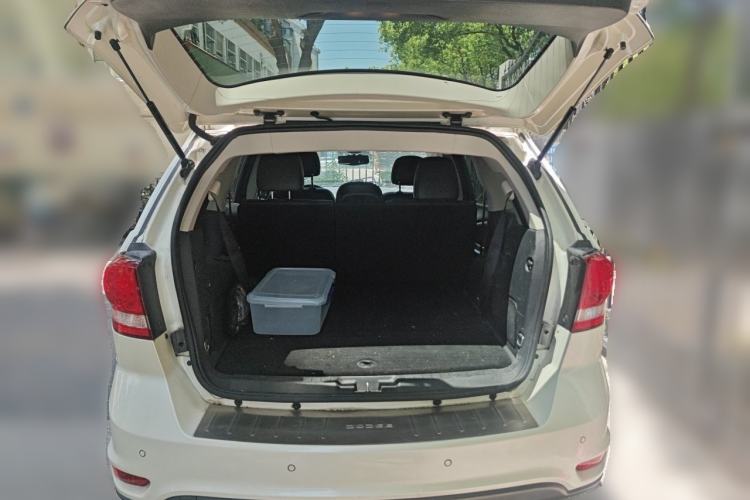 Used Dodge Journey 2013 2.4L Two-Wheel Drive Luxury Version Trunk