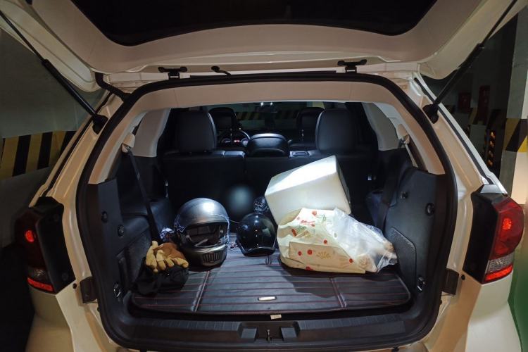 Used Dodge Journey 2013 2.4L Two-Wheel Drive Luxury Version Trunk