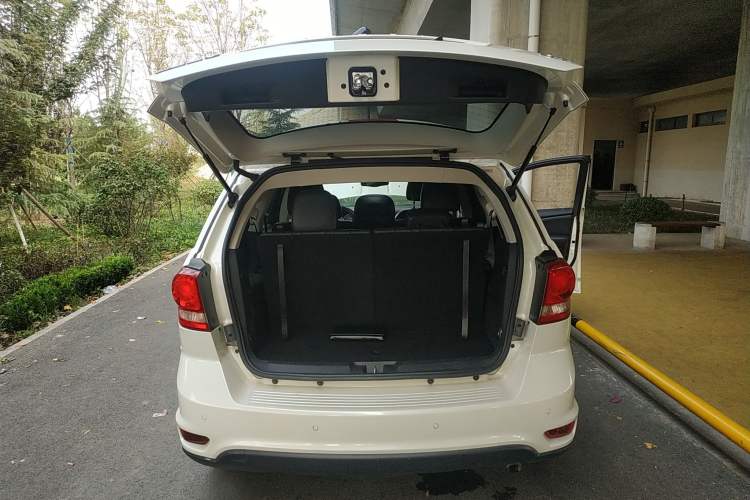 Used Dodge Journey 2013 2.4L Two-Wheel Drive Luxury Version Trunk